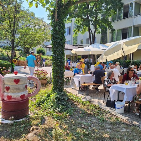 Menschen beim Sommerfest 2024
